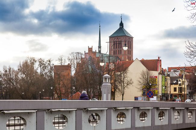 Braniewo, panorama na kosciol sw. Katarzyny przez most na ul. Gdanskiej. EU, Pl, warm-maz.